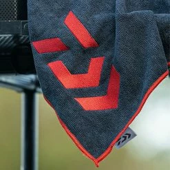 Best Sale π Daiwa Microfibre Towel Miscellaneous π 10 Best Sale π Daiwa Microfibre Towel Miscellaneous π -Daiwa Official Website daiwa microfibre towel in use 1 1